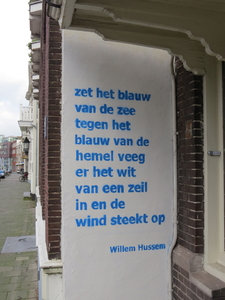 828654 Afbeelding van een gedicht van Willem Hussem, gespoten op een muur bij de ingang van het pand Wittevrouwensingel ...